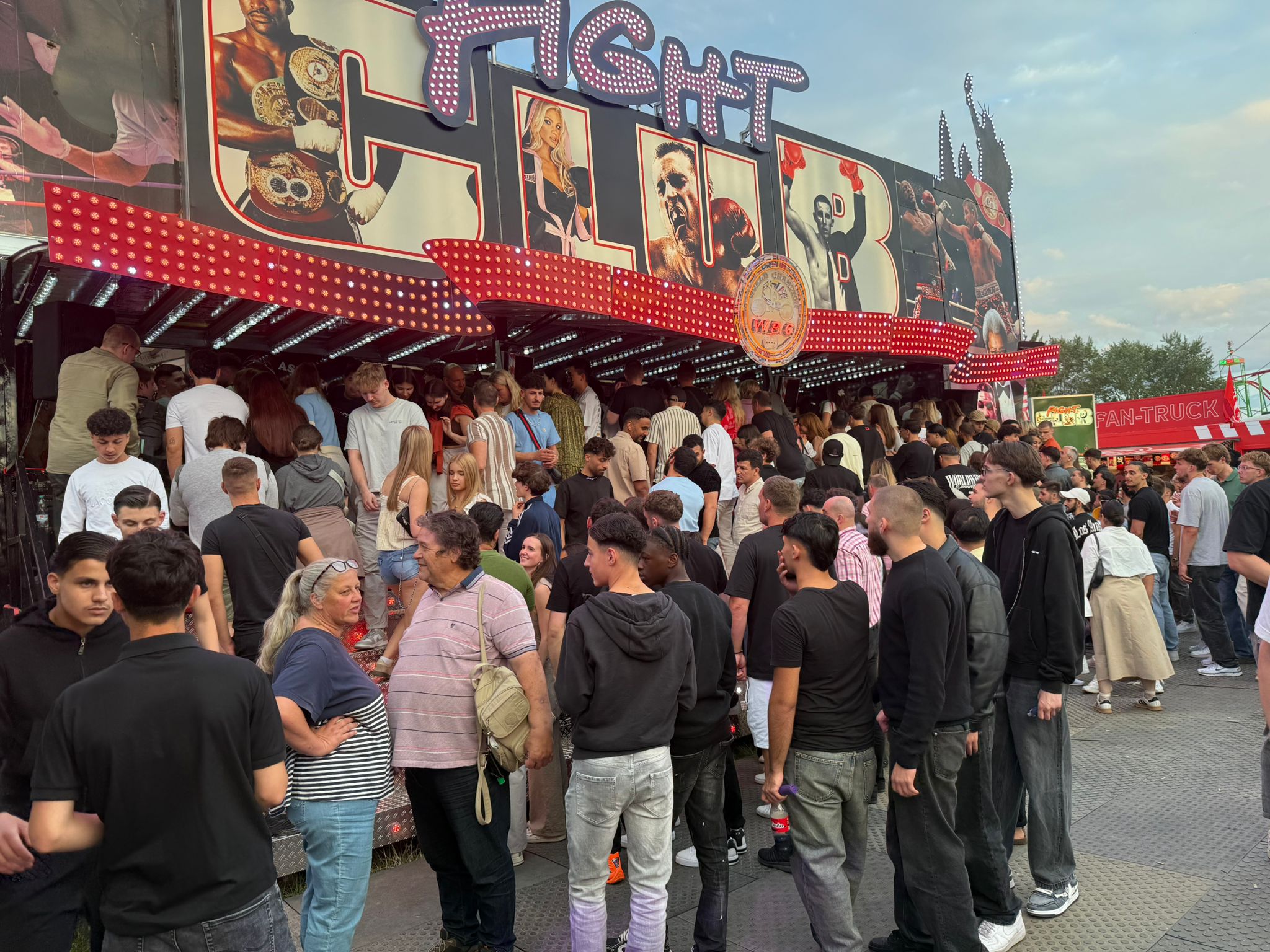 Boxbude tagsüber mit Publikum